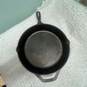 Lodge 10.25”  Cast Iron Skillet w Helper Handle 10SK Made in USA Estate Sale New